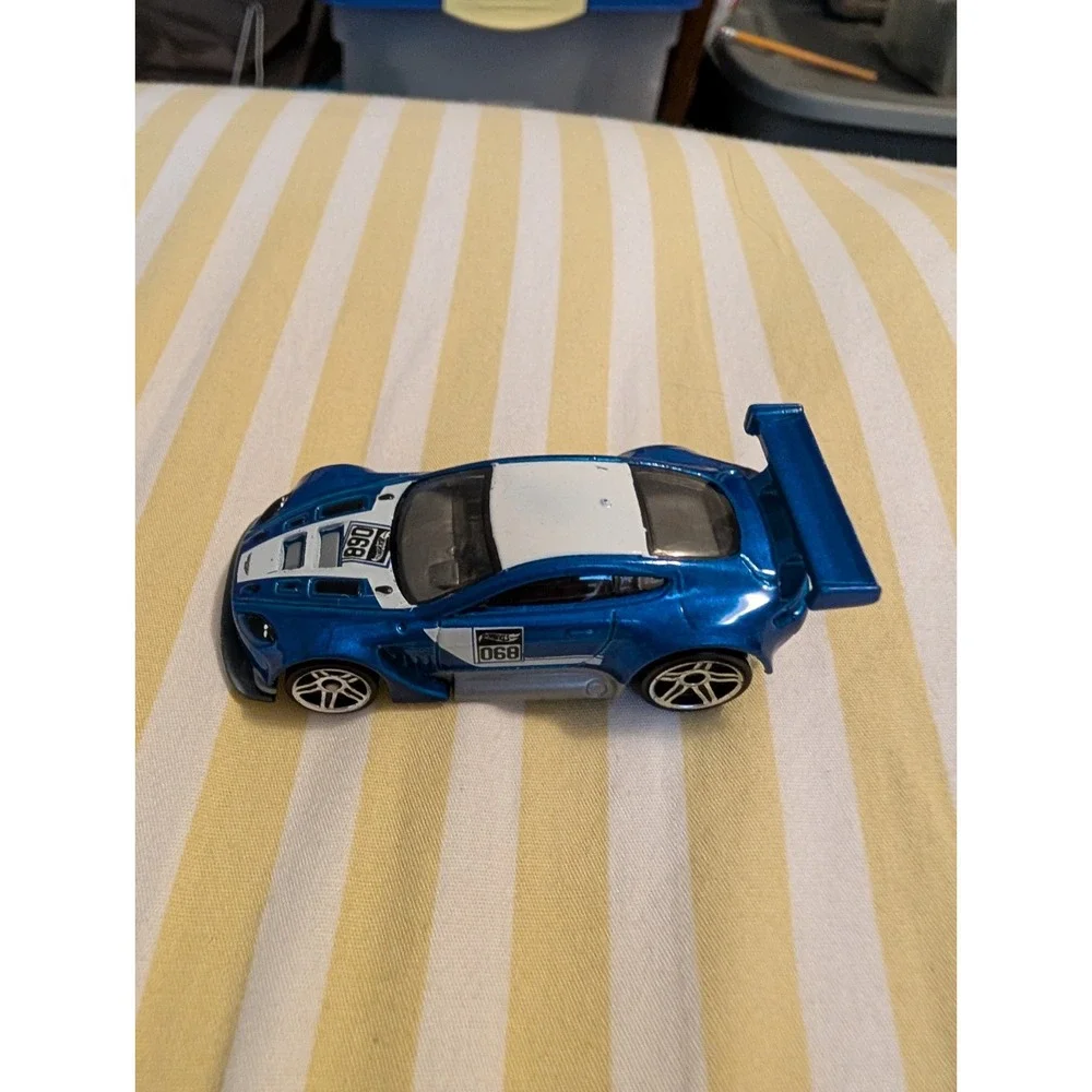 Hot Wheels Aston Martin Vantage GT3 Blue 1:64 Scale Diecast Model Car F1160